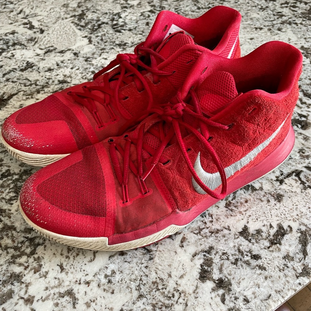 Kyrie 3 basketball shoes